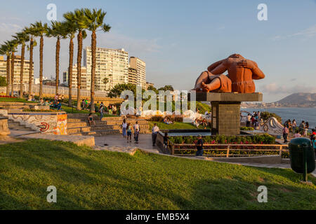 Pérou, Lima. L'amour (parc Parque del Amor). Sculpture 'Le Baiser' (El Beso) par Victor Delfin. Quartier de Miraflores. Banque D'Images