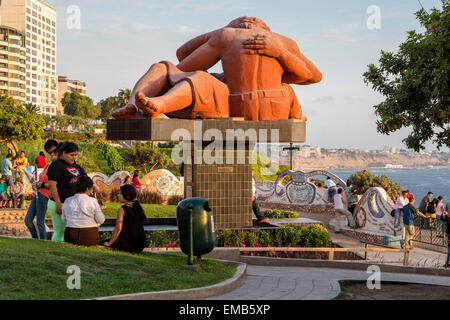 Pérou, Lima. L'amour (parc Parque del Amor). Sculpture 'Le Baiser' (El Beso) par Victor Delfin. Quartier de Miraflores. Banque D'Images