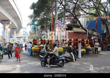 La ville de Bangalore, anciennement connu sous le nom de Bangalore, dans le sud de l'Inde centrale. Coin occupé sous la route MG Metro Banque D'Images