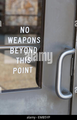 Le contrôle des armes à feu. 'Pas d'armes au-delà de ce point." Entrée de la halte routière aux États-Unis sur l'Interstate 59, New York, USA, 2014. Banque D'Images