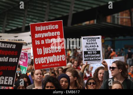 Sydney, Australie. 19 avril 2015. Un rassemblement à accueillir les réfugiés s'est tenue à Belmore Park Sydney. Une contre-manifestation contre clandestins a eu lieu en face de la route du parc. L'accueil des réfugiés' les manifestants ont marché à Victoria Park, Camperdown. Une rangée de policiers a veillé à ce que les manifestants ont été tenus à l'écart. Crédit : Richard Milnes/Alamy Live News Banque D'Images