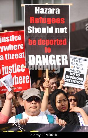 Sydney, Australie. 19 avril 2015. Un rassemblement à accueillir les réfugiés s'est tenue à Belmore Park Sydney. Une contre-manifestation contre clandestins a eu lieu en face de la route du parc. L'accueil des réfugiés' les manifestants ont marché à Victoria Park, Camperdown. Une rangée de policiers a veillé à ce que les manifestants ont été tenus à l'écart. Crédit : Richard Milnes/Alamy Live News Banque D'Images