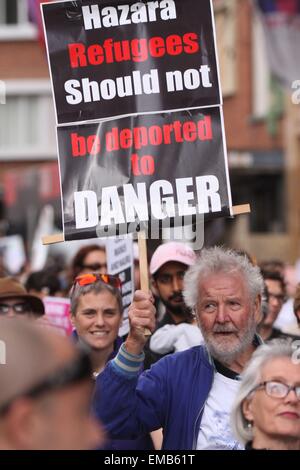 Sydney, Australie. 19 avril 2015. Un rassemblement à accueillir les réfugiés s'est tenue à Belmore Park Sydney. Une contre-manifestation contre clandestins a eu lieu en face de la route du parc. L'accueil des réfugiés' les manifestants ont marché à Victoria Park, Camperdown. Une rangée de policiers a veillé à ce que les manifestants ont été tenus à l'écart. Crédit : Richard Milnes/Alamy Live News Banque D'Images