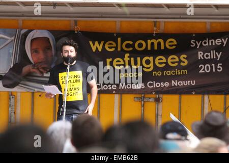 Sydney, Australie. 19 avril 2015. Un rassemblement à accueillir les réfugiés s'est tenue à Belmore Park Sydney. Une contre-manifestation contre clandestins a eu lieu en face de la route du parc. L'accueil des réfugiés' les manifestants ont marché à Victoria Park, Camperdown. Une rangée de policiers a veillé à ce que les manifestants ont été tenus à l'écart. Sur la photo, l'accueil des réfugiés protestataires. Crédit : Richard Milnes/Alamy Live News Banque D'Images