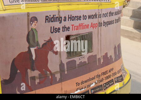La ville de Bangalore, anciennement connu sous le nom de Bangalore, dans le sud de l'Inde centrale. Une publicité sur le dos d'un auto-rickshaw Banque D'Images