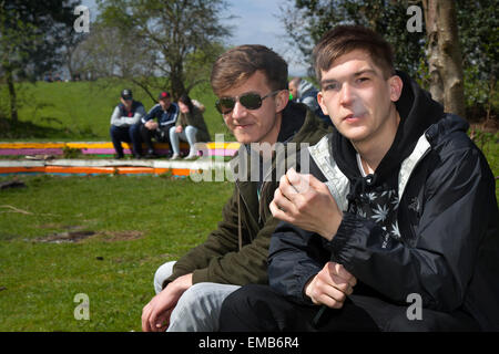 Manchester, UK 19 avril, 2015. Tom Duncan, Tom Fox, 22 & 23 Le Cannabis les festivaliers à Platt Fields Park. Ce '420' événement est annoncé comme un mini-festival pour les personnes, reefer-bouffant, weed, ganja-fumeurs Activités connexes par des personnes qui soutiennent la légalisation de la culture du cannabis. Les agents de police a prévenu qu'ils prendraient une mauvaise opinion de personnes qui prennent des médicaments à cette année, l'Puff-Puff-pass journée. La police du Grand Manchester et ont eu à émettre un certain nombre d'avertissements verbaux aux gens de le faire. Le terme "420" est devenu universellement connu comme le mot de code pour la consommation de marijuana. Banque D'Images