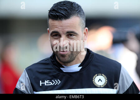 Vérone, Italie. 19 avril, 2015. L'ITALIE, Vérone : l'Udinese avant d'Antonio Di Natale ressemble au cours de la Serie A italienne match de foot entre AC Chievo Vérone et de l'Udinese, le dimanche 19 avril 2015, au stade Bentegodi. Credit : Andrea Spinelli/Alamy Live News Banque D'Images