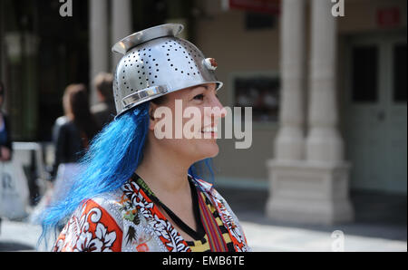 Brighton, Sussex, UK. 19 avril, 2015. Les adeptes de la foi Pastafarian pour protester contre le droit des religions minoritaires d'être reconnus au Royaume-Uni dans les rues de Brighton aujourd'hui, ils étaient dirigés par Ian Harris, membre de l'Église du Monstre en Spaghettis Volant qui fait campagne contre la DVLA qui a refusé de lui permettre de porter une passoire sur la tête pour son permis de conduire Crédit photo : Simon Dack/Alamy Live News Banque D'Images
