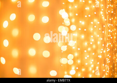 Les lumières de Noël de flou artistique en décoration couleur or. Banque D'Images