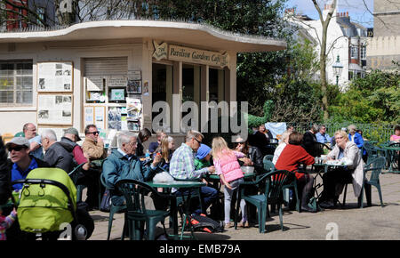 Brighton, Sussex, Royaume-Uni. . Cet après-midi, vous pourrez profiter d'un petit verre au soleil au célèbre Pavilion Gardens Cafe Brighton Banque D'Images