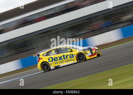 Donington Park, Castle Donington (Royaume-Uni). 19 avril, 2015. Alex Martin et Dextra Racing Ford Focus durs pendant la Dunlop MSA British Touring Car Championship à Donington Park. Credit : Gergo Toth/Alamy Live News Banque D'Images