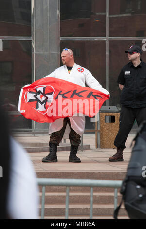 Toledo, Ohio USA - 18 avril 2015 - protégé par des centaines de policiers néo-nazi, le Mouvement national-socialiste a tenu un rassemblement sur les marches de l'immeuble de bureaux du gouvernement, rejoint par un membre du Ku Klux Klan. Plusieurs centaines de personnes se sont rendues à protester contre les Nazis. Crédit : Jim West/Alamy Live News Banque D'Images