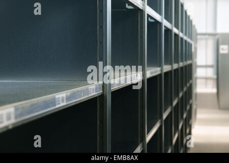 Entrepôt vide les étagères et racks dans un entrepôt tourné avec des selective focus Banque D'Images