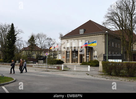 Drapeaux de l'Allemagne (L-R), le Bélarus, la Russie et l'Ukraine, vague à l'avant du Musée germano-russe de Karlshorst, Berlin, Allemagne, 12 avril 2015. Ces pays sont membres du conseil d'administration. La Deuxième Guerre mondiale a pris fin en Europe le 08 mai 1945 à cet endroit avec la capitulation sans condition de la Wehrmacht allemande. C'est le seul musée en Allemagne avec une exposition permanente consacrée à la guerre d'extermination contre l'Union soviétique. L'exposition des morceaux de l'ancien musée de capitulation constituent le fondement de l'exposition. Le musée a été ouvert à l'endroit historique de capituler le 10 Banque D'Images