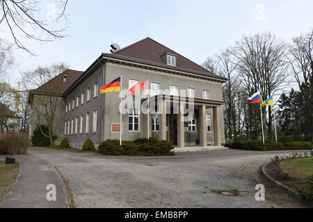 Drapeaux de l'Allemagne (L-R), le Bélarus, la Russie et l'Ukraine, vague à l'avant du Musée germano-russe de Karlshorst, Berlin, Allemagne, 12 avril 2015. Ces pays sont membres du conseil d'administration. La Deuxième Guerre mondiale a pris fin en Europe le 08 mai 1945 à cet endroit avec la capitulation sans condition de la Wehrmacht allemande. C'est le seul musée en Allemagne avec une exposition permanente consacrée à la guerre d'extermination contre l'Union soviétique. L'exposition des morceaux de l'ancien musée de capitulation constituent le fondement de l'exposition. Le musée a été ouvert à l'endroit historique de capituler le 10 Banque D'Images