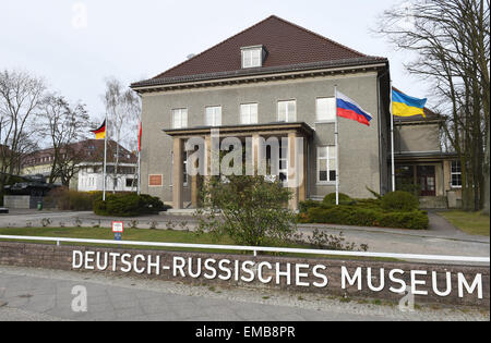 Drapeaux de l'Allemagne (L-R), le Bélarus, la Russie et l'Ukraine, vague à l'avant du Musée germano-russe de Karlshorst, Berlin, Allemagne, 12 avril 2015. Ces pays sont membres du conseil d'administration. La Deuxième Guerre mondiale a pris fin en Europe le 08 mai 1945 à cet endroit avec la capitulation sans condition de la Wehrmacht allemande. C'est le seul musée en Allemagne avec une exposition permanente consacrée à la guerre d'extermination contre l'Union soviétique. L'exposition des morceaux de l'ancien musée de capitulation constituent le fondement de l'exposition. Le musée a été ouvert à l'endroit historique de capituler le 10 Banque D'Images