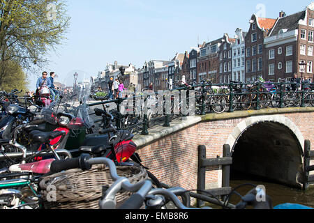 Pont Singel Amsterdam avec des masses de bicyclettes cadenassé le long des balustrades. Banque D'Images