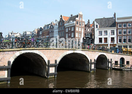 Torensluis Bridge, pont le plus vieux de la ville, sur le canal Singel, à Amsterdam. Banque D'Images