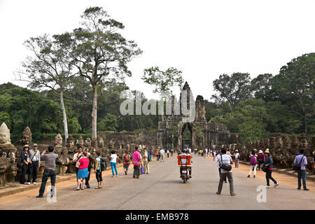 Angkor Thom South Gate Bridge et l'entrée principale, Siem Reap, Cambodge Banque D'Images