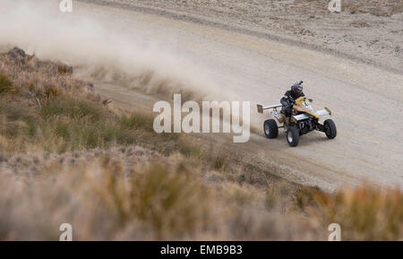 Wanaka, Nouvelle-Zélande. Apr 19, 2015. Ian Ffitch (NZL) a la course vers le ciel dans la vallée de Cardrona, Wanaka le 19 avril 2015 Credit : Action Plus Sport/Alamy Live News Banque D'Images