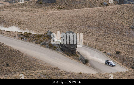 Wanaka, Nouvelle-Zélande. Apr 19, 2015. Alaitair McRae (Ecosse) à la course vers le ciel dans la vallée de Cardrona, Wanaka le 19 avril 2015 Credit : Action Plus Sport/Alamy Live News Banque D'Images