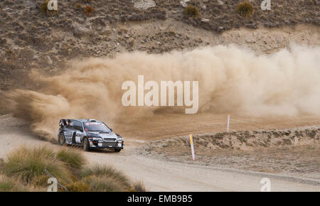 Wanaka, Nouvelle-Zélande. Apr 19, 2015. Alaitair McRae (Ecosse) à la course vers le ciel dans la vallée de Cardrona, Wanaka le 19 avril 2015 Credit : Action Plus Sport/Alamy Live News Banque D'Images