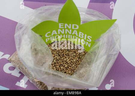 Londres, Royaume-Uni. 19 avril 2015 - Des centaines d'assister à la 420 Pro Rally de cannabis dans la région de Hyde Park Crédit : Subvention Vélaires/ZUMA/ZUMAPRESS.com/Alamy fil Live News Banque D'Images