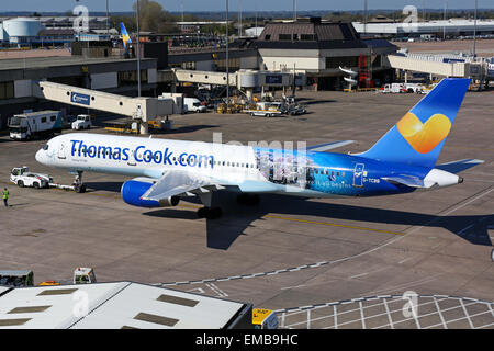 Boeing 757-200 de Thomas Cook se prépare pour l'embarquement à l'aéroport de Manchester. Banque D'Images