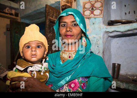 Famille à la maison de mariés pour son jour de mariage. Banque D'Images