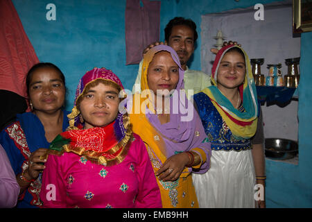 Famille à la maison de mariés pour son jour de mariage. Banque D'Images