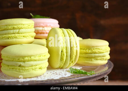 Deux types de plaque sur le macaron, dessert Banque D'Images