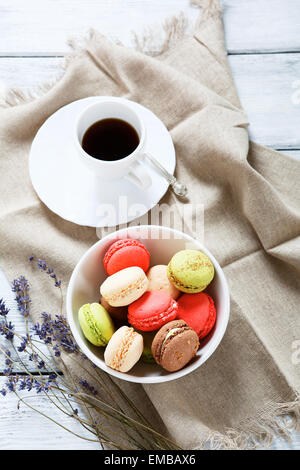 Le macaron dans un bol avec du café, cookies Banque D'Images