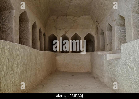 Vue intérieure d'Apollophanaes une ancienne grotte grotte funéraire Sidonian au Beit Guvrin-Maresha Parc National situé dans la plaine de Judée en Israël le 19 avril 2015 Grottes de Beit Guvrin devenir Israël est le huitième site pour rejoindre la Liste du patrimoine mondial de l'UNESCO. Le site archéologique contient environ 3 500 chambres souterraines réparties entre les complexes distincts taillée dans la craie tendre et homogène d'épaisseur de la région. Banque D'Images