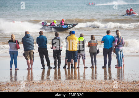 Plage, Boscombe Bournemouth, Dorset, UK 19 avril 2015. RYA Thundercats Championnats Nationaux deuxième jour avec une finale organisée par le 5ème prb mis à l'UK à Boscombe beach, Dorset, UK. Journée ensoleillée avec breezy conditions météorologiques. Spectateurs assister au zapcats passé vitesse dans les derniers crédits : Carolyn Jenkins/Alamy Live News Banque D'Images