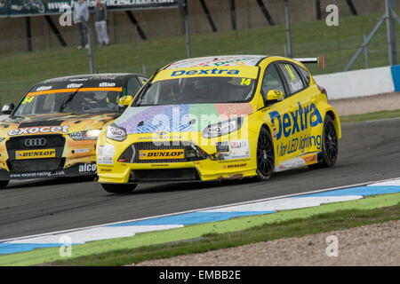 Donington Park, Castle Donington (Royaume-Uni). 19 avril, 2015. Alex Martin et Dextra Racing Ford Focus durs pendant la Dunlop MSA British Touring Car Championship à Donington Park. Credit : Gergo Toth/Alamy Live News Banque D'Images