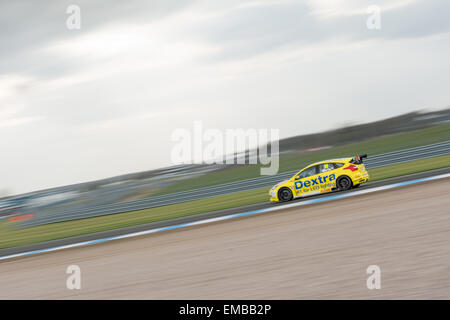 Donington Park, Castle Donington (Royaume-Uni). 19 avril, 2015. Alex Martin et Dextra Racing Ford Focus durs pendant la Dunlop MSA British Touring Car Championship à Donington Park. Credit : Gergo Toth/Alamy Live News Banque D'Images