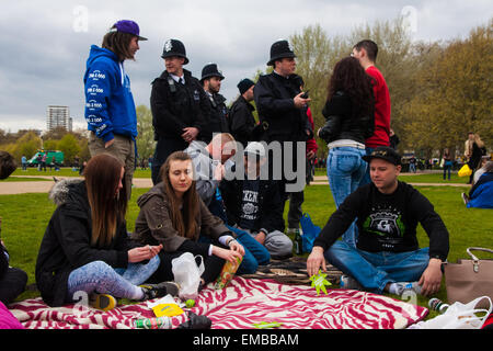 Hyde Park, Londres, 19 avril 2015. Des centaines d'utilisateurs de cannabis et leurs partisans se réunissent au Speaker's Corner à Hyde Park pour l'assemblée annuelle London 420 rally pro-cannabis, sous l'œil watcful d'agents de la Police métropolitaine, qui ont conservé un profil relativement bas, ce qui permet de continuer le rallye sans incidents graves. Crédit : Paul Davey/Alamy Live News Banque D'Images