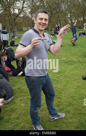 London,UK, 19 avril 2015 : Des centaines d'assister à la 420 Pro Rally Cannabis à Hyde Park, Londres. Photo par voir Li/ Alamy Live News Banque D'Images