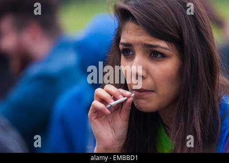 Hyde Park, Londres, 19 avril 2015. Des centaines d'utilisateurs de cannabis et leurs partisans se réunissent au Speaker's Corner à Hyde Park pour l'assemblée annuelle London 420 rally pro-cannabis, sous l'œil watcful d'agents de la Police métropolitaine, qui ont conservé un profil relativement bas, ce qui permet de continuer le rallye sans incidents graves. Crédit : Paul Davey/Alamy Live News Banque D'Images