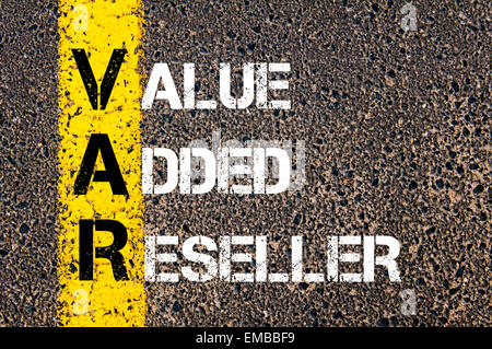 Acronyme d'entreprise VAR en tant que revendeur à valeur ajoutée. Ligne de peinture jaune sur la route à l'arrière-plan d'asphalte. Conceptual image Banque D'Images