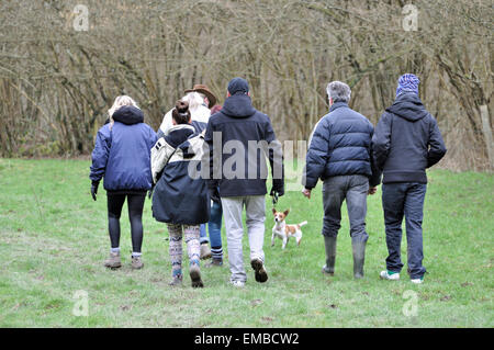 Une grande famille avec un chien marcher dans la campagne. Une famille composée de trois générations (enfants, parents et grands-parents) Banque D'Images