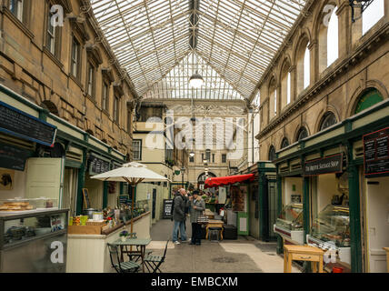 Les aliments couverts arcade à l'arrière du marché de St Nicolas à Bristol. Banque D'Images