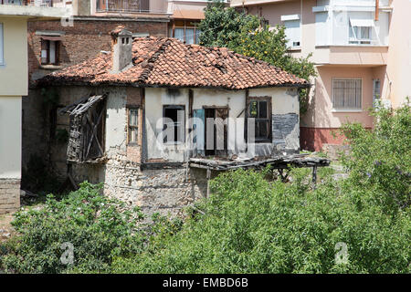 Maison délabrée et donnant sur le port le port à Alanya en Turquie Banque D'Images