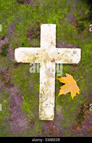 Croix avec laisser comme symbole de tristesse sur le vieux cimetière de Bonn Allemagne europe Banque D'Images