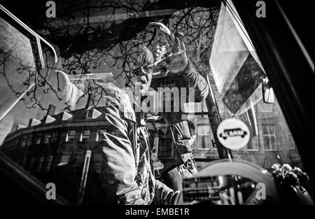 Youssou (L) attend le départ de son bus pour Amsterdam. Un bus privé a été engagé pour le transport d'un groupe de 50 demandeurs d'asile qui se sont vu refuser des permis et qui ont été retirés de leur lieu de résidence, un vieux garage abandonné,. Banque D'Images