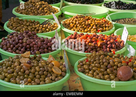 Olives différentes sur un stand de marché en Provence France Banque D'Images