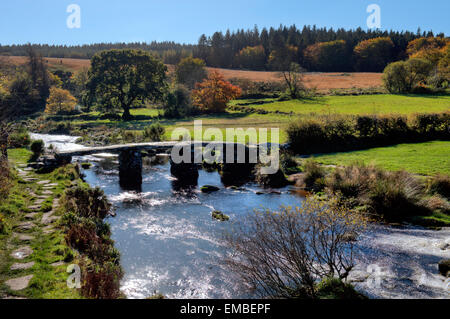 Clapper Bridge Postbridge East Dart River Dartmoor National Park Devon, Angleterre Royaume-Uni Europe Banque D'Images