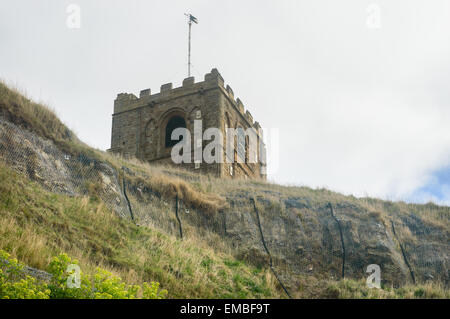 Le treillis métallique de l'érosion de la mer droit de défense sous Saint Mary's Church, à Whitby, North Yorkshire, Angleterre. Le 18 avril 2015. Banque D'Images