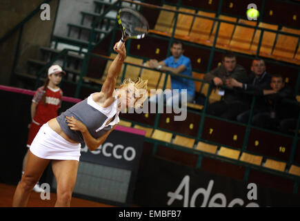 Kiev, UKRAINE - 21 avril 2013 : Lesia Tsurenko sert de l'Ukraine au cours de BNP Paribas FedCup match contre Eugenie Bouchard du Canada le 21 avril 2013 à Kiev, Ukraine Banque D'Images