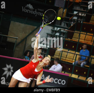 Kiev, UKRAINE - 21 avril 2013 : Eugenie Bouchard du Canada sert au cours de BNP Paribas FedCup Lesia Tsurenko jeu contre de l'Ukraine le 21 avril 2013 à Kiev, Ukraine Banque D'Images